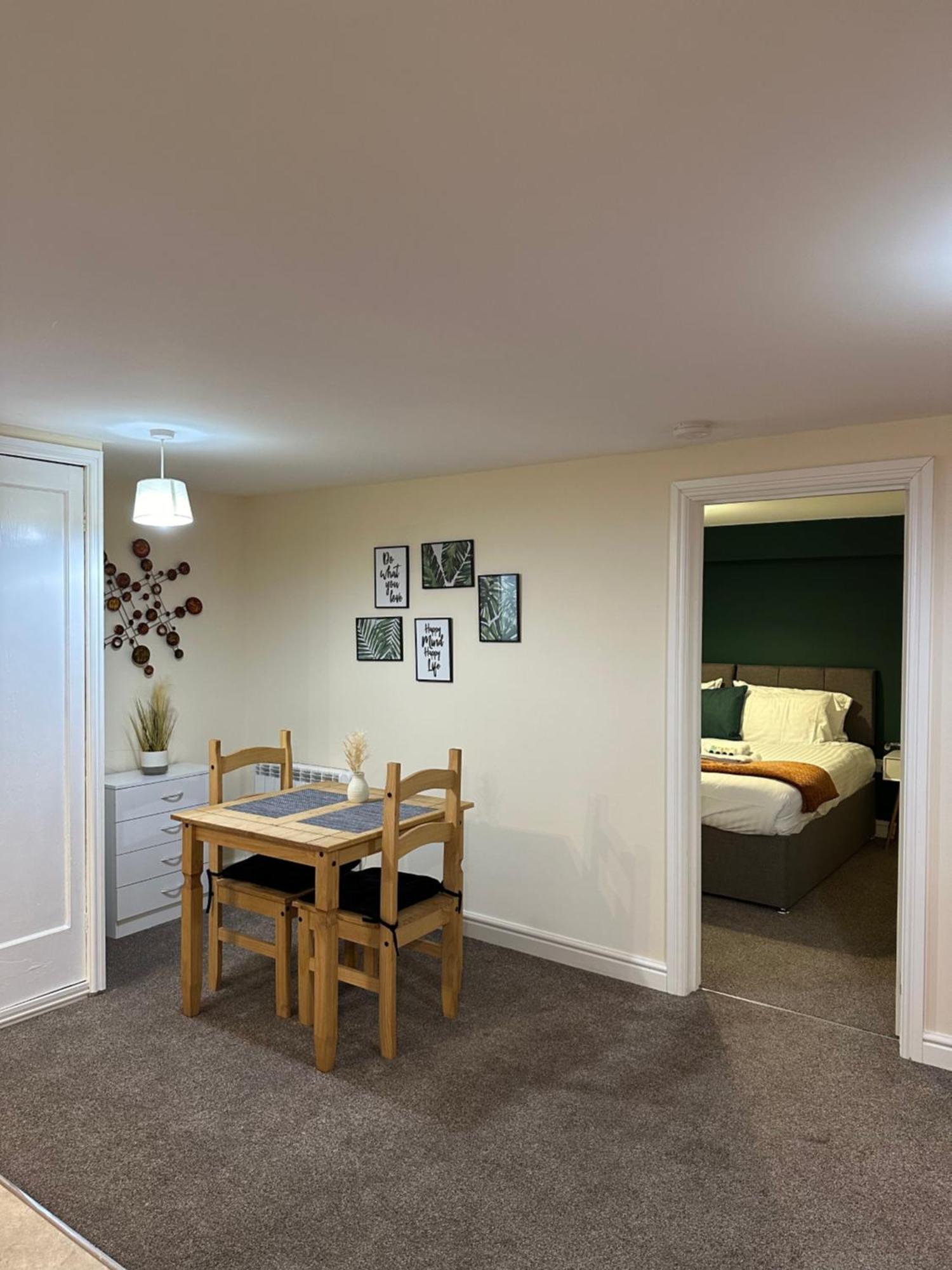 דירות Orange Lilly In Stroud With Free Parking מראה חיצוני תמונה